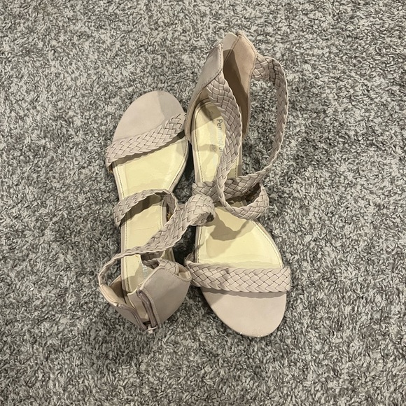 Pennington’s short strappy wedge - Picture 2 of 6